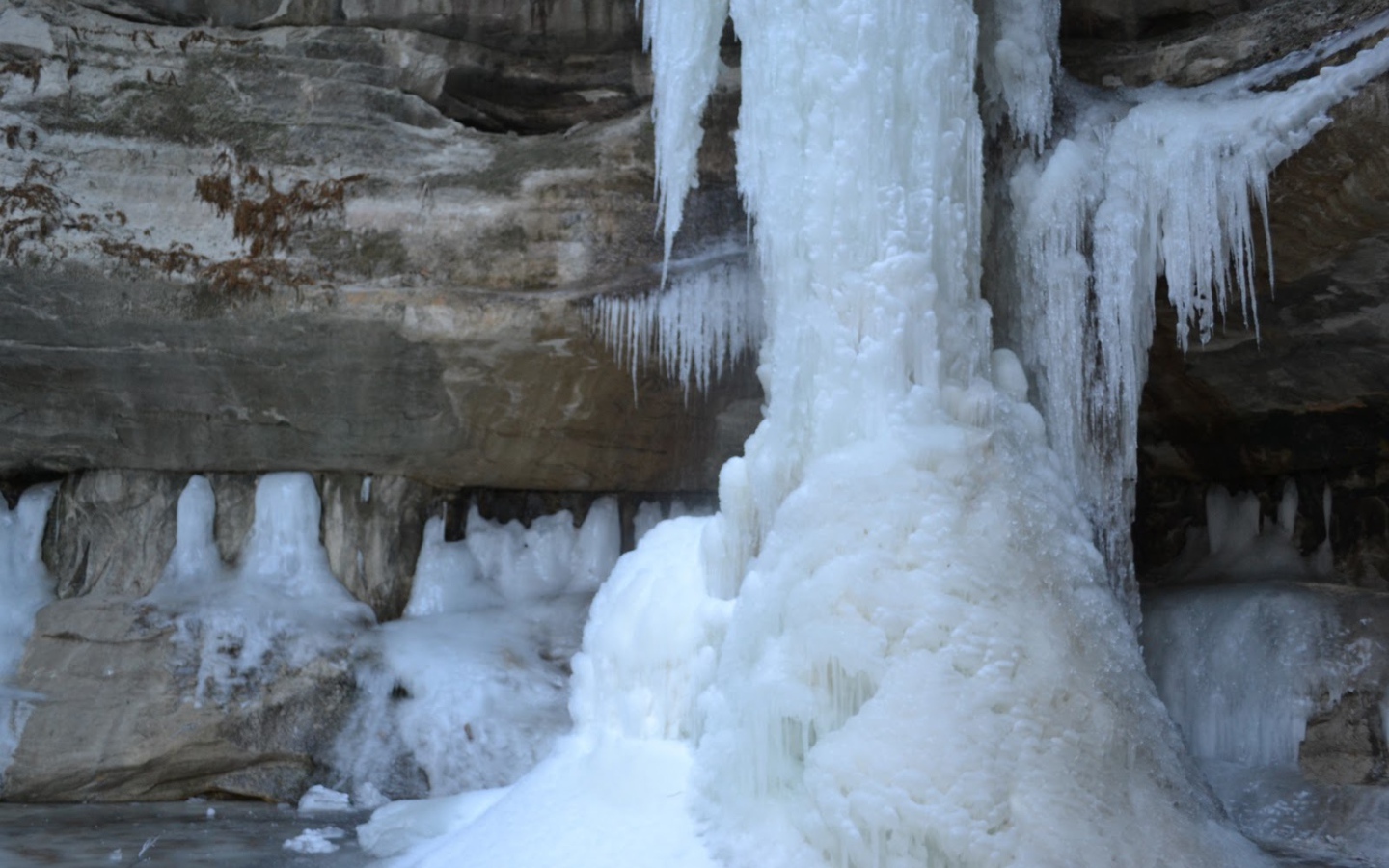 Замерзший водопад в Андах