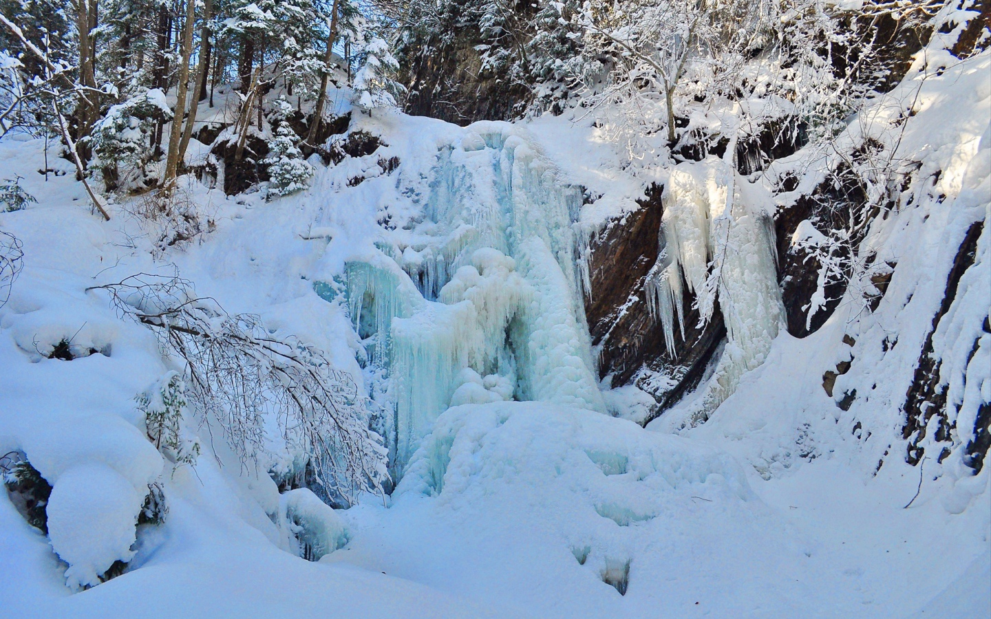 Замерзший водопад в Карпатах