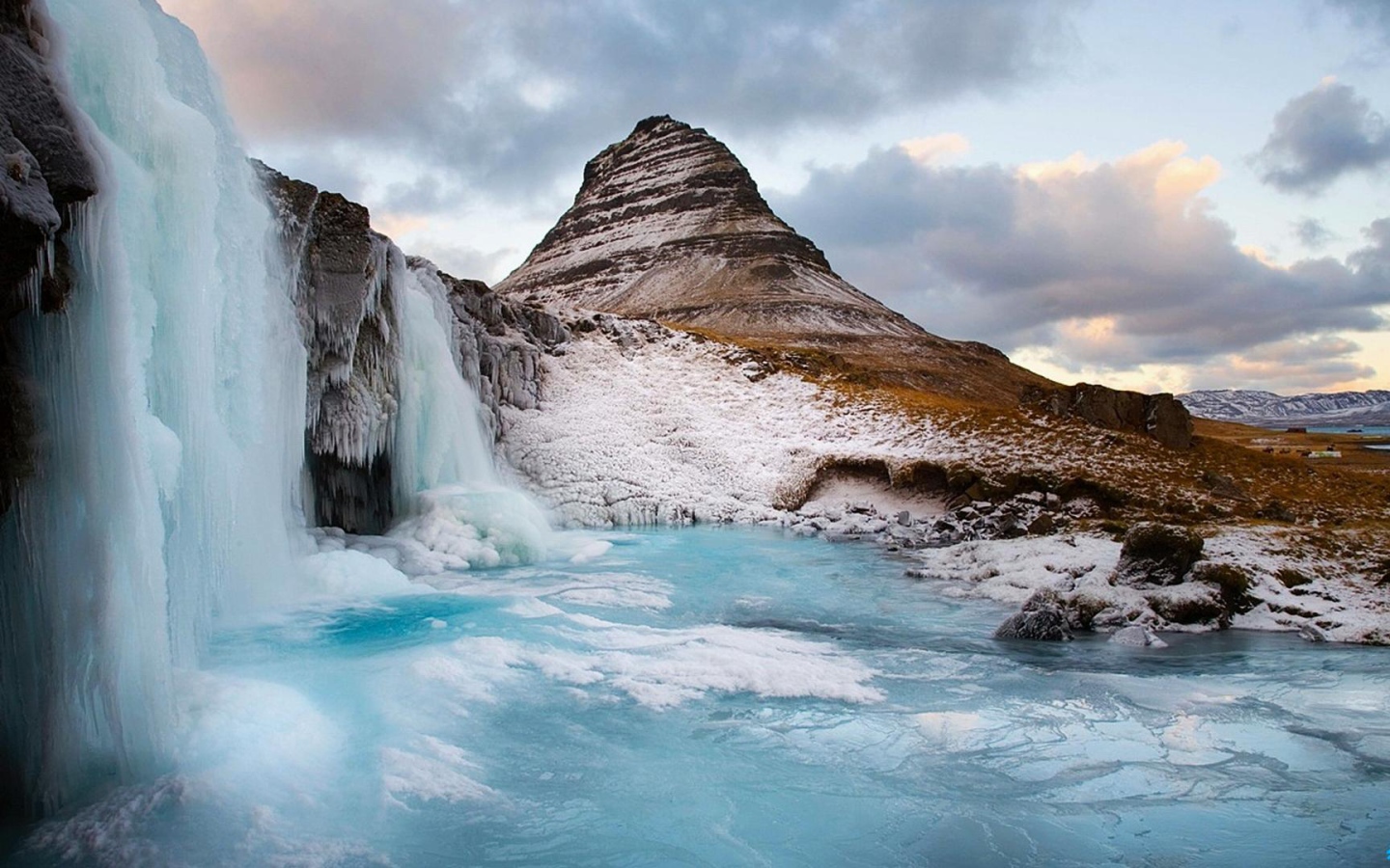 Замерзший водопад в горах