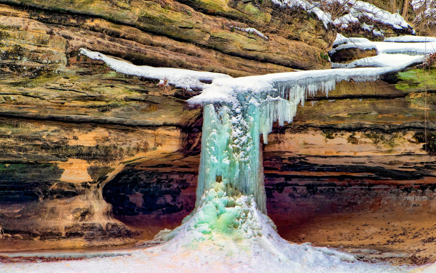 Замерзший водопад на скале