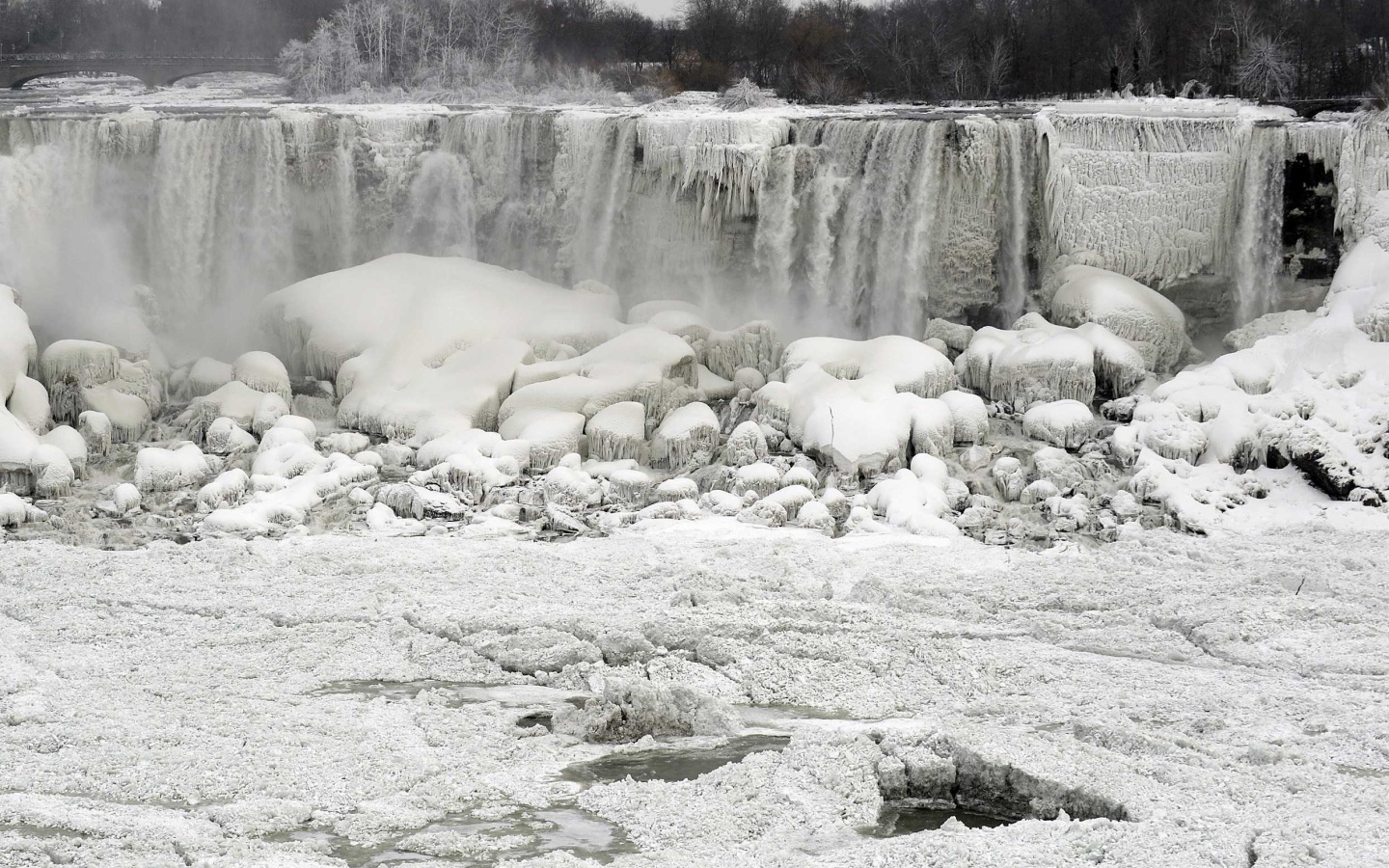 Замерзший водопад Ниагара