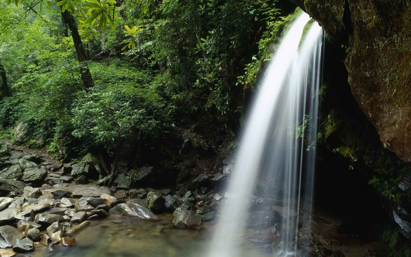 Струи воды водопада