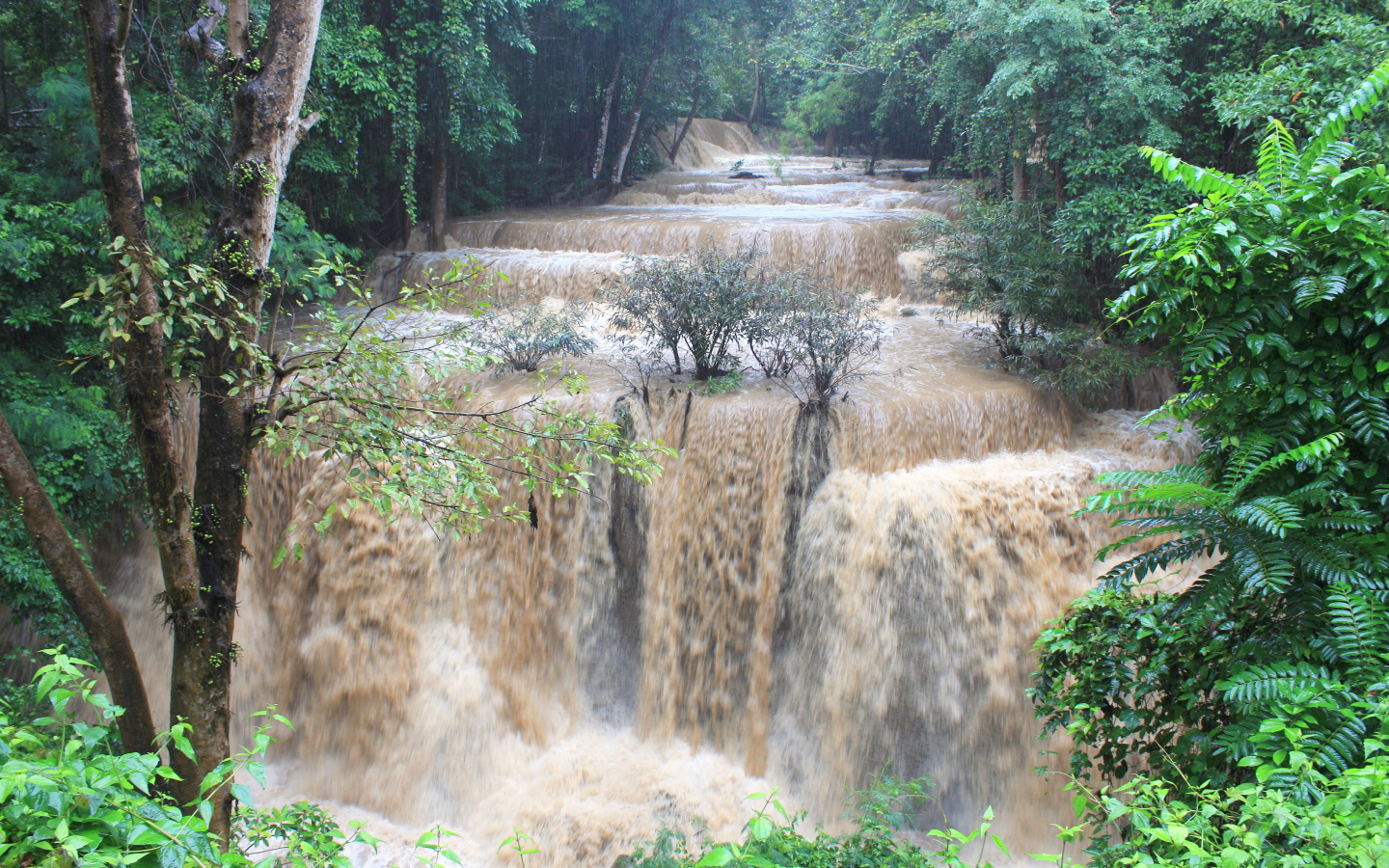 Мутная вода в водопаде
