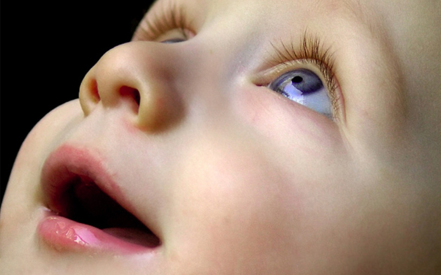 Малыш смотрит вверх