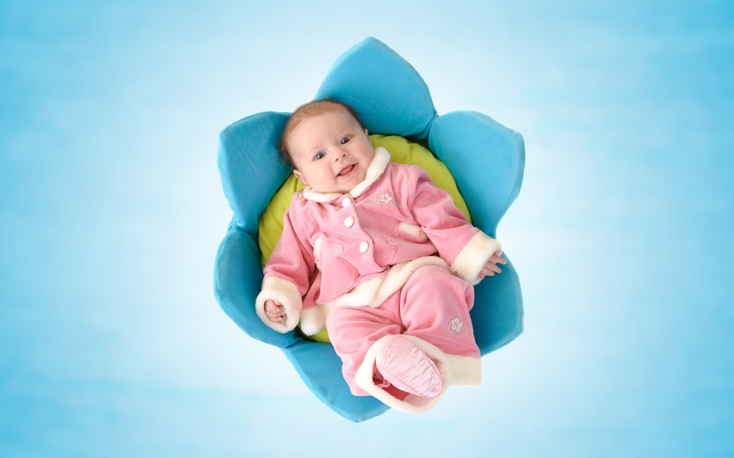 Новорожденный малыш