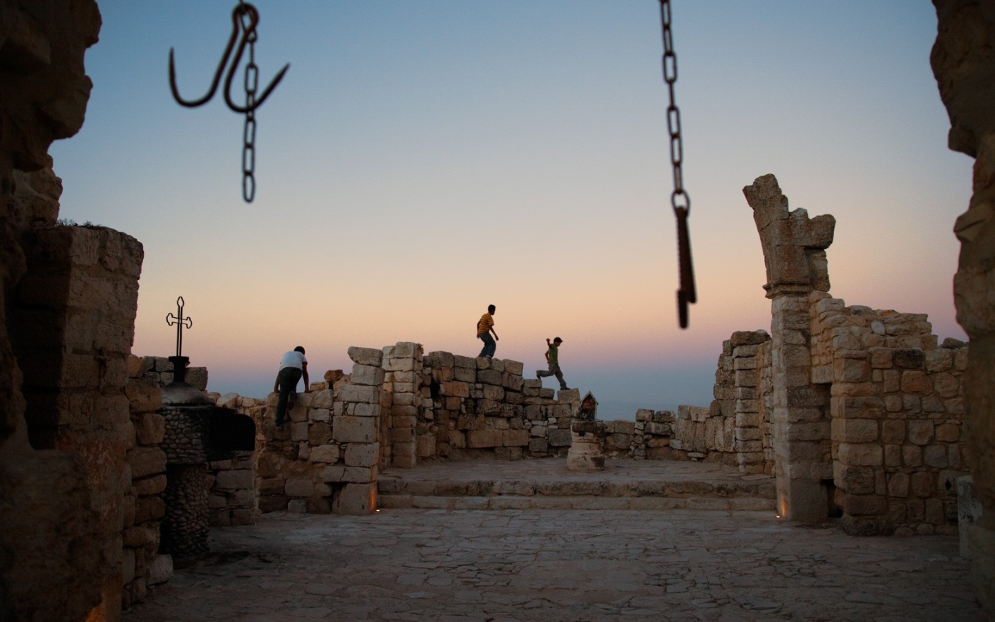 Дети играют на развалинах