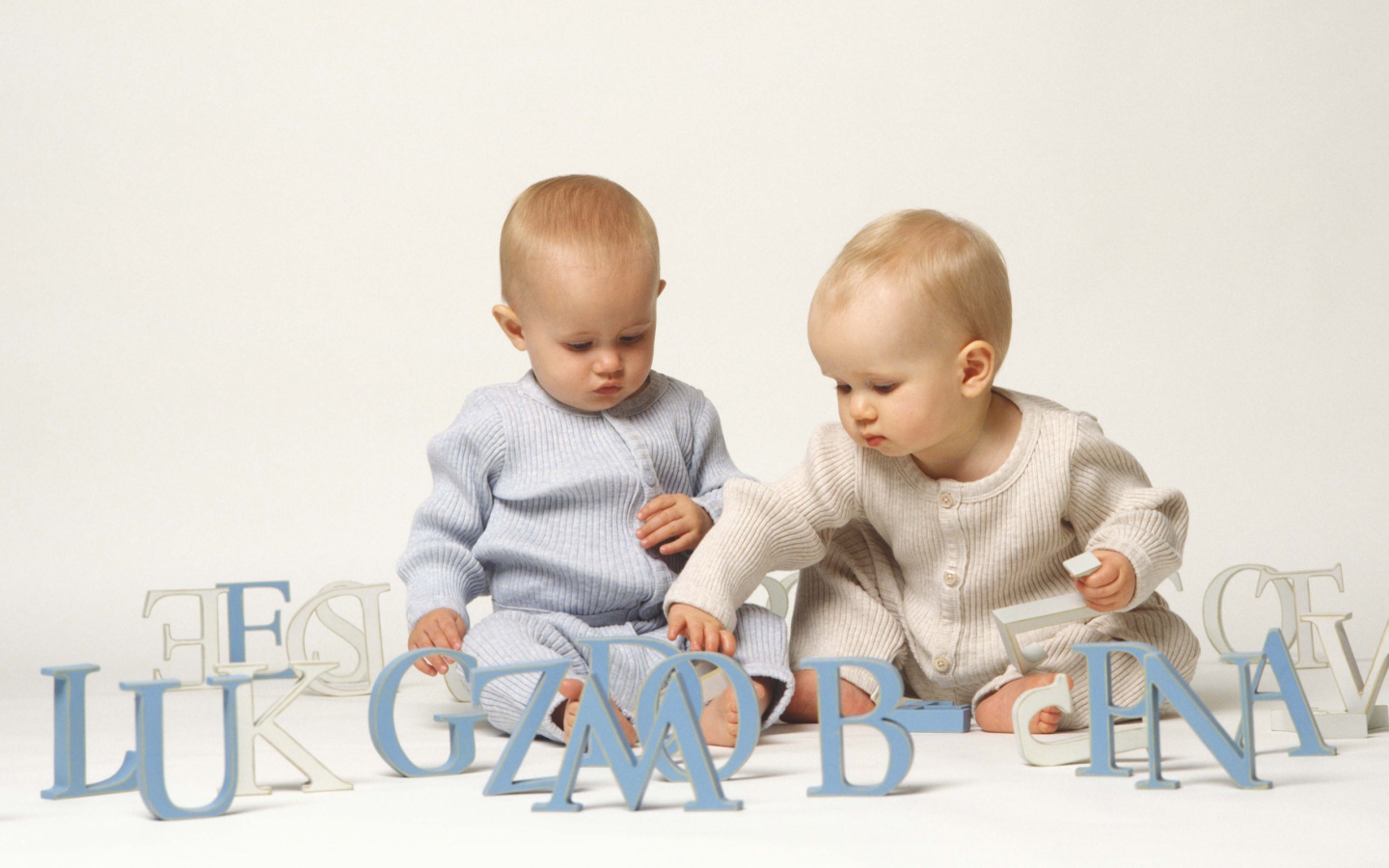 Дети играют с буквами