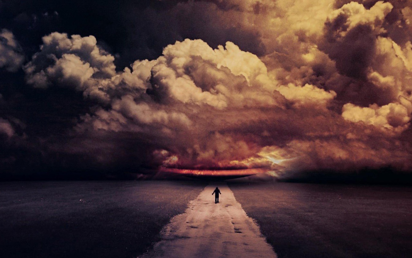 Человек на дороге идет на грозу