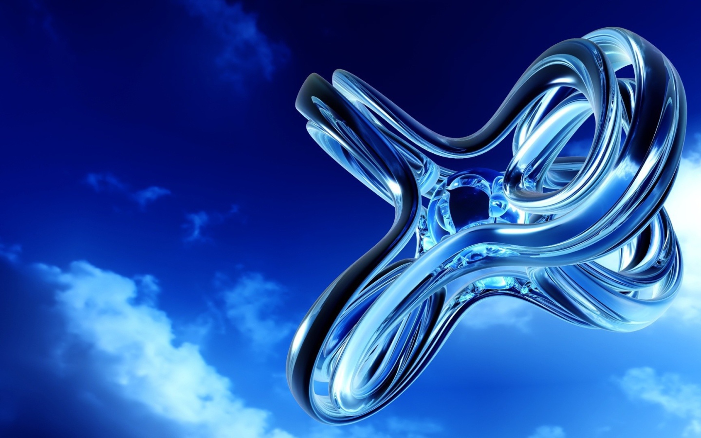 Стеклянная фигура на фоне неба