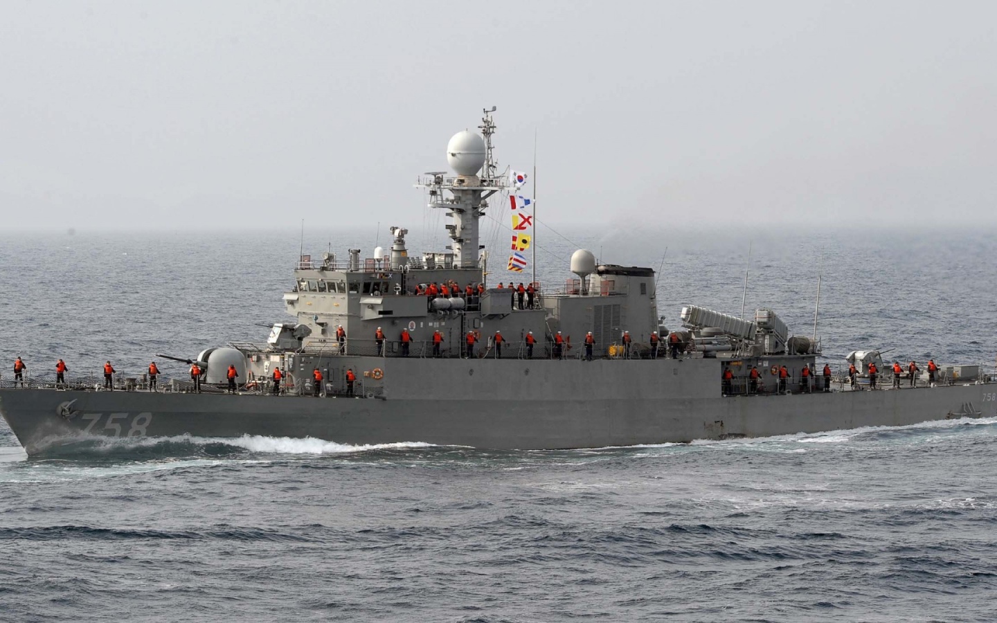 Боевой катер в море