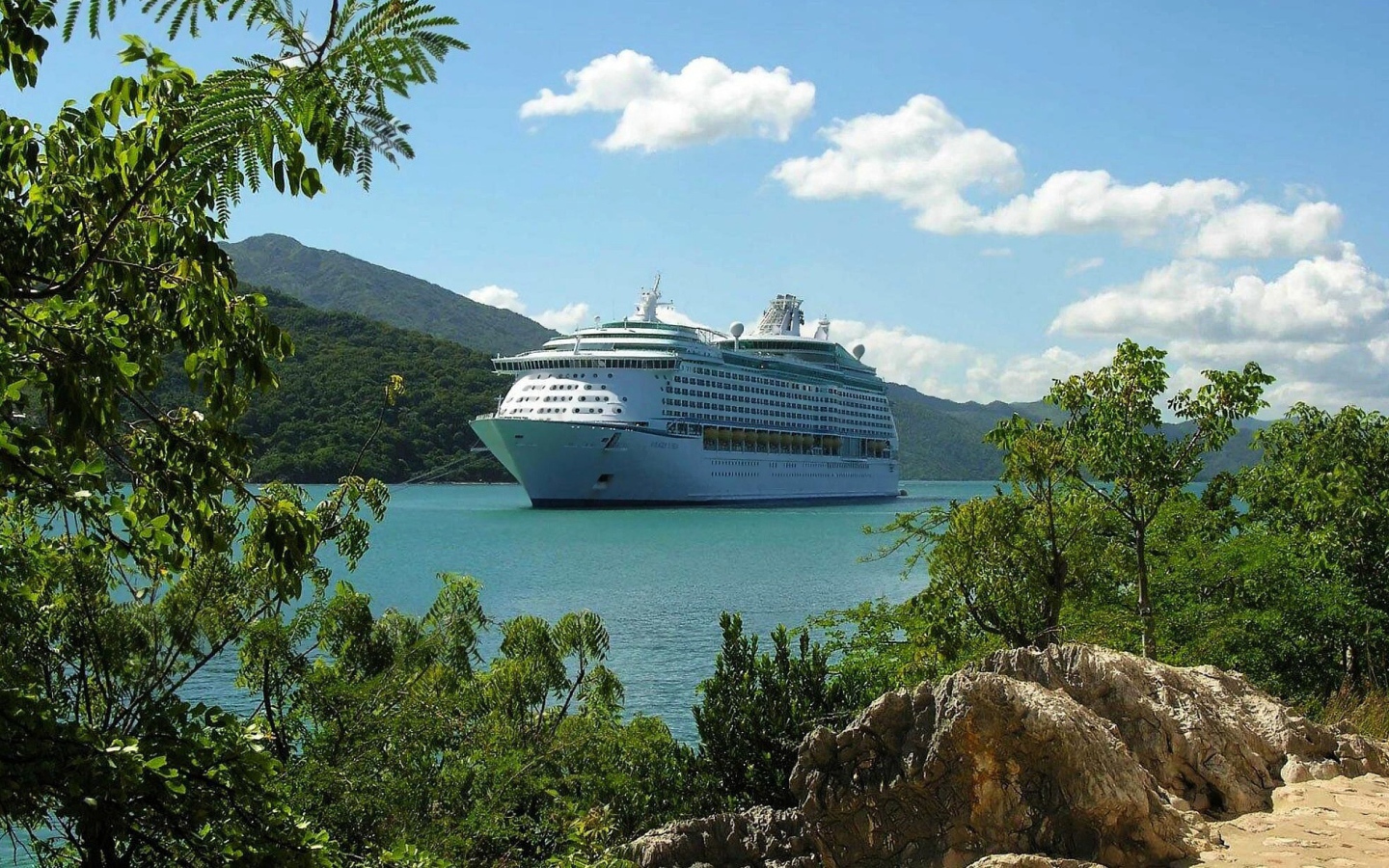 Лайнер в бухте