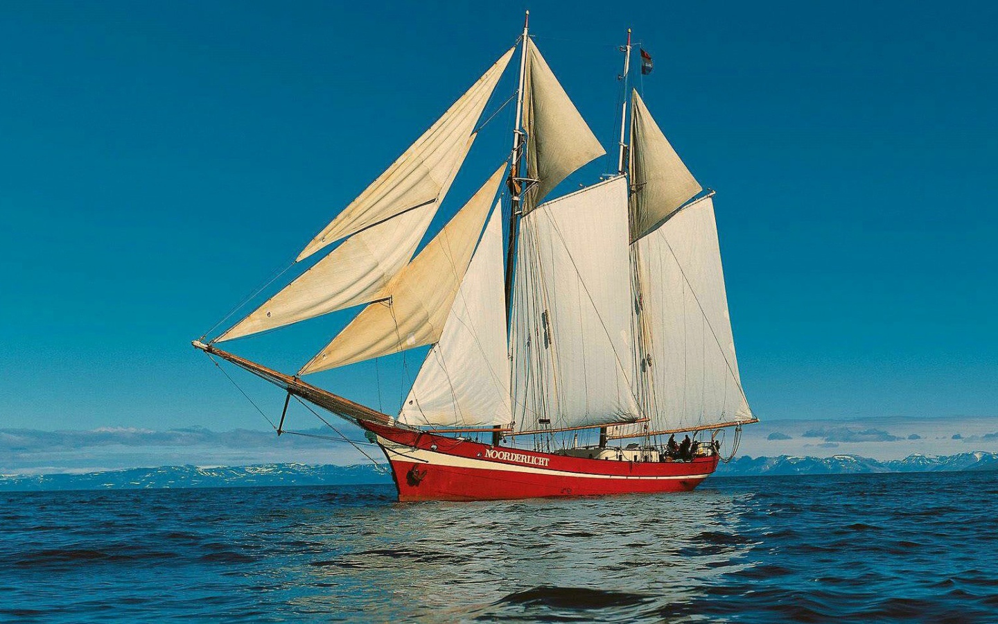 Красный парусник уходит в море