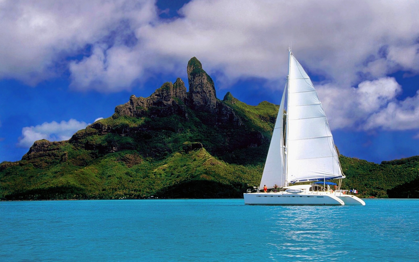 Небольшой парусник у острова