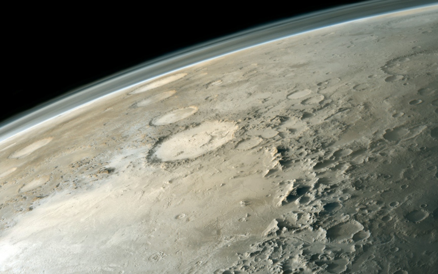 Изрытая кратерами поверхность