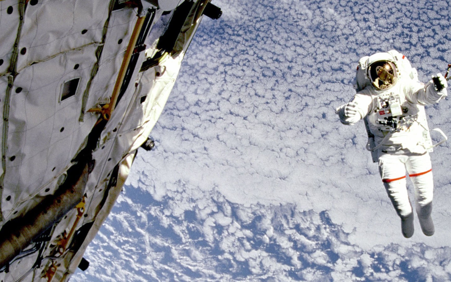 Человек в открытом космосе