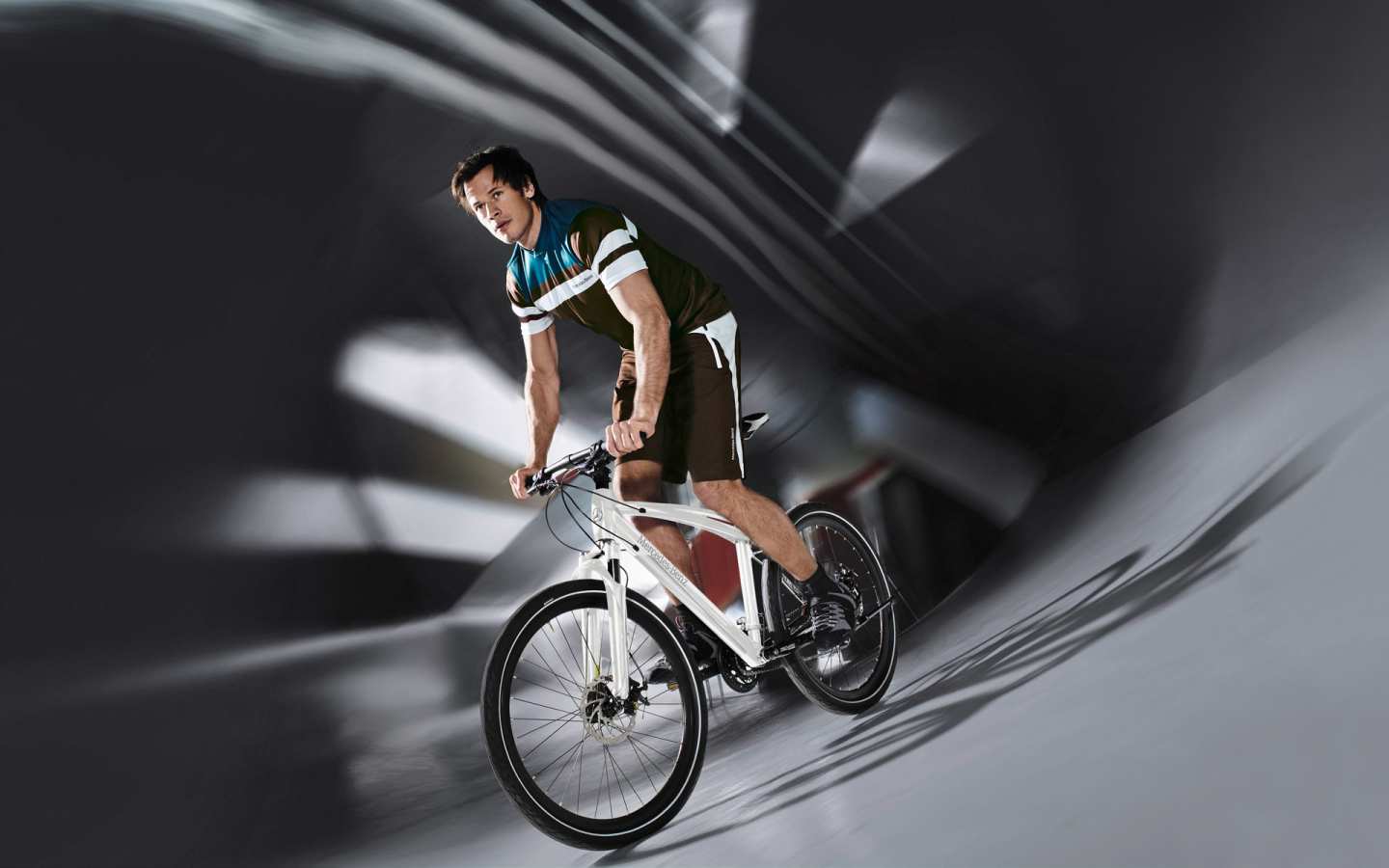 Спортсмен занимается фитнесом