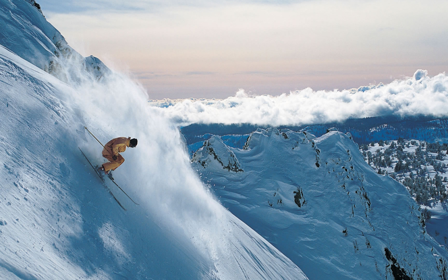 Скоростной спуск с горы на лыжах