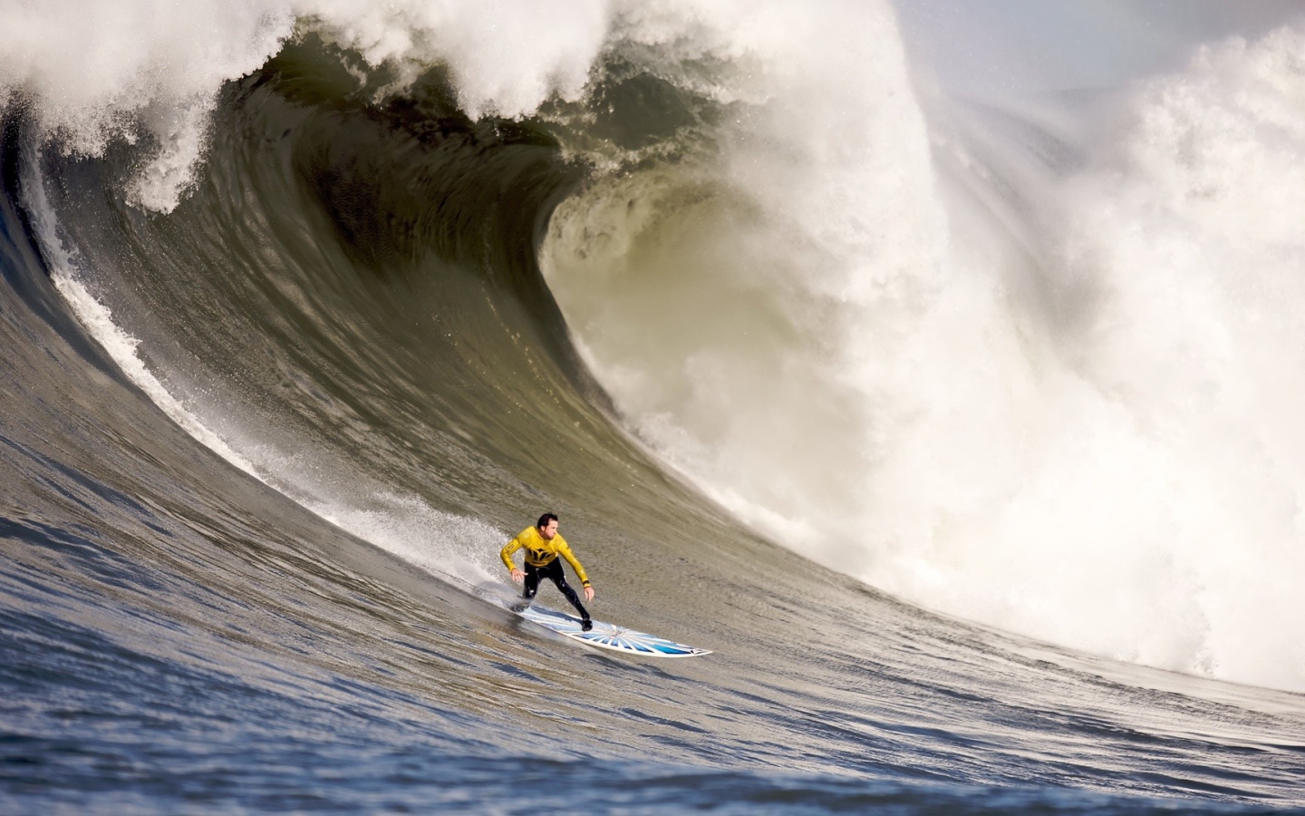 Серфинг на очень большой волне