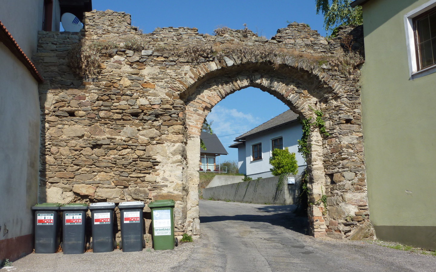 Старинная арка в городе Лэнгенфельд, Австрия