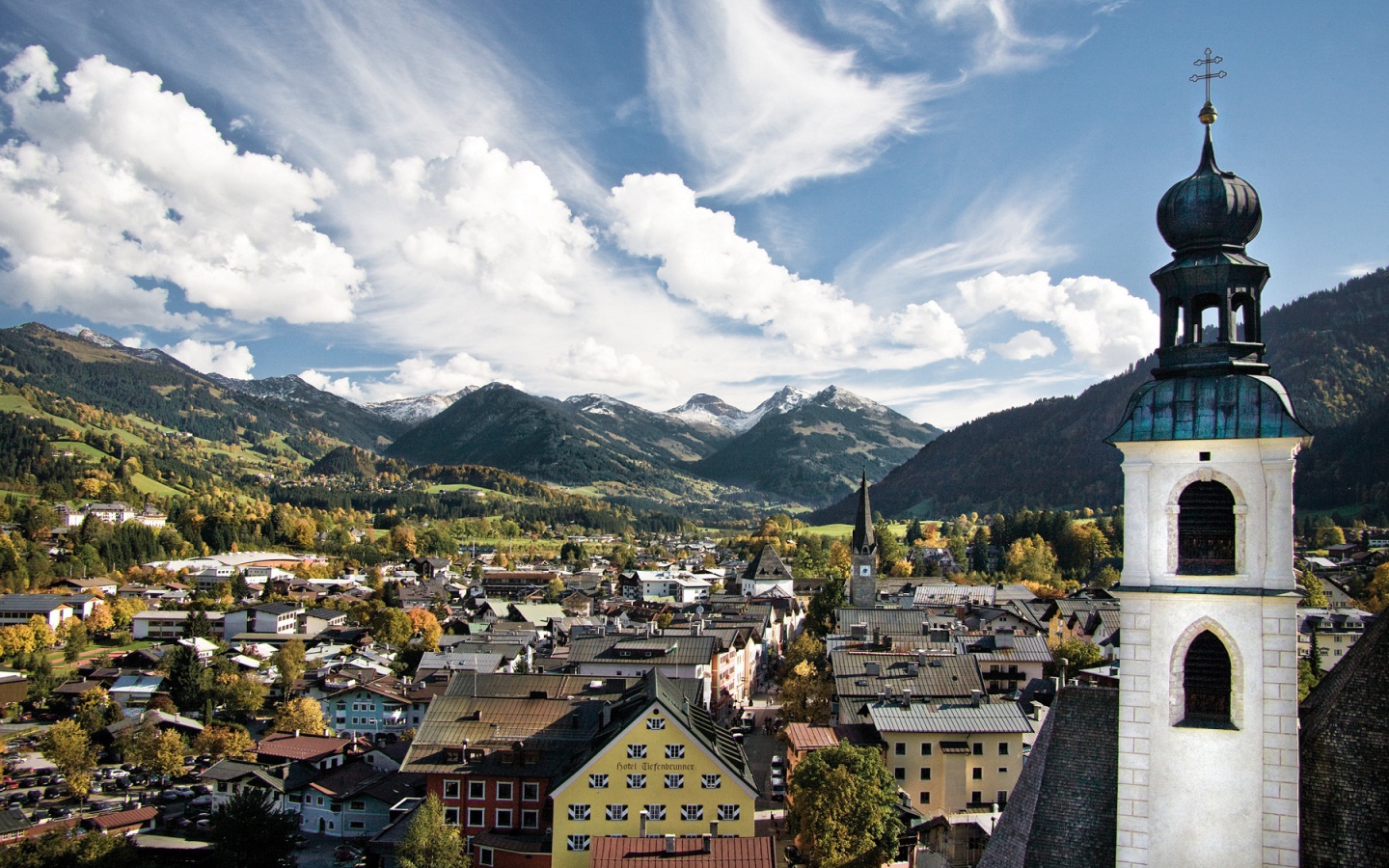 Колокольня на фоне города  Зальцбург, Австрия