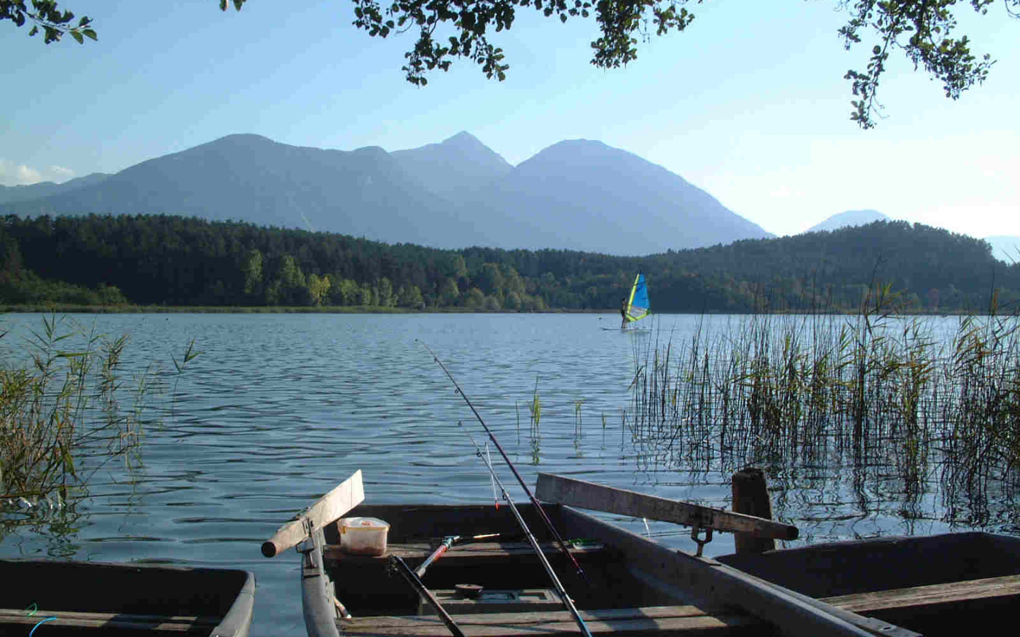 Лодка у берега озера Клопайнер Зее, Австрия