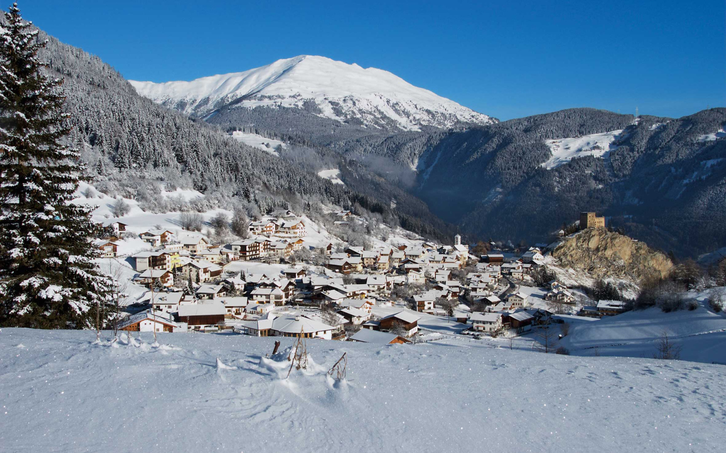 Город на фоне гор на горнолыжном курорте Серфаус, Австрия