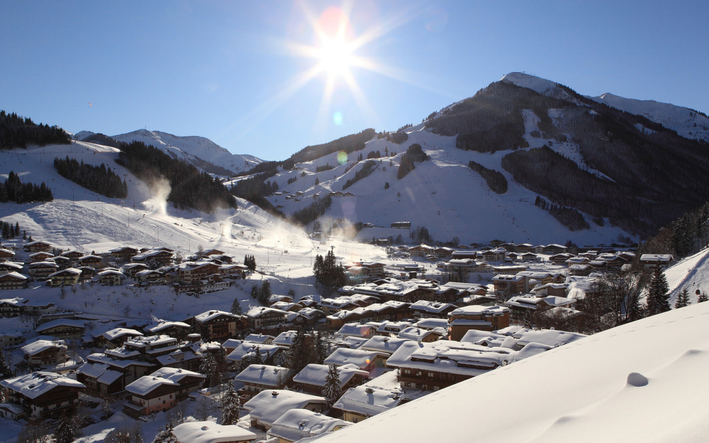Город на горнолыжном курорте Заальбах Хинтерглем, Австрия