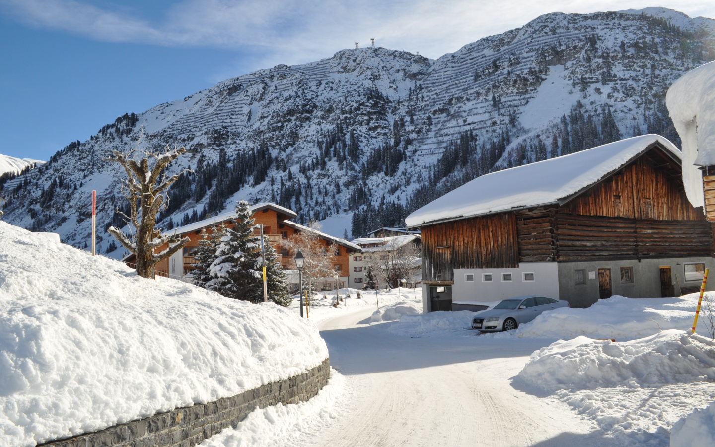 Городская улица на горнолыжном курорте Лех, Австрия