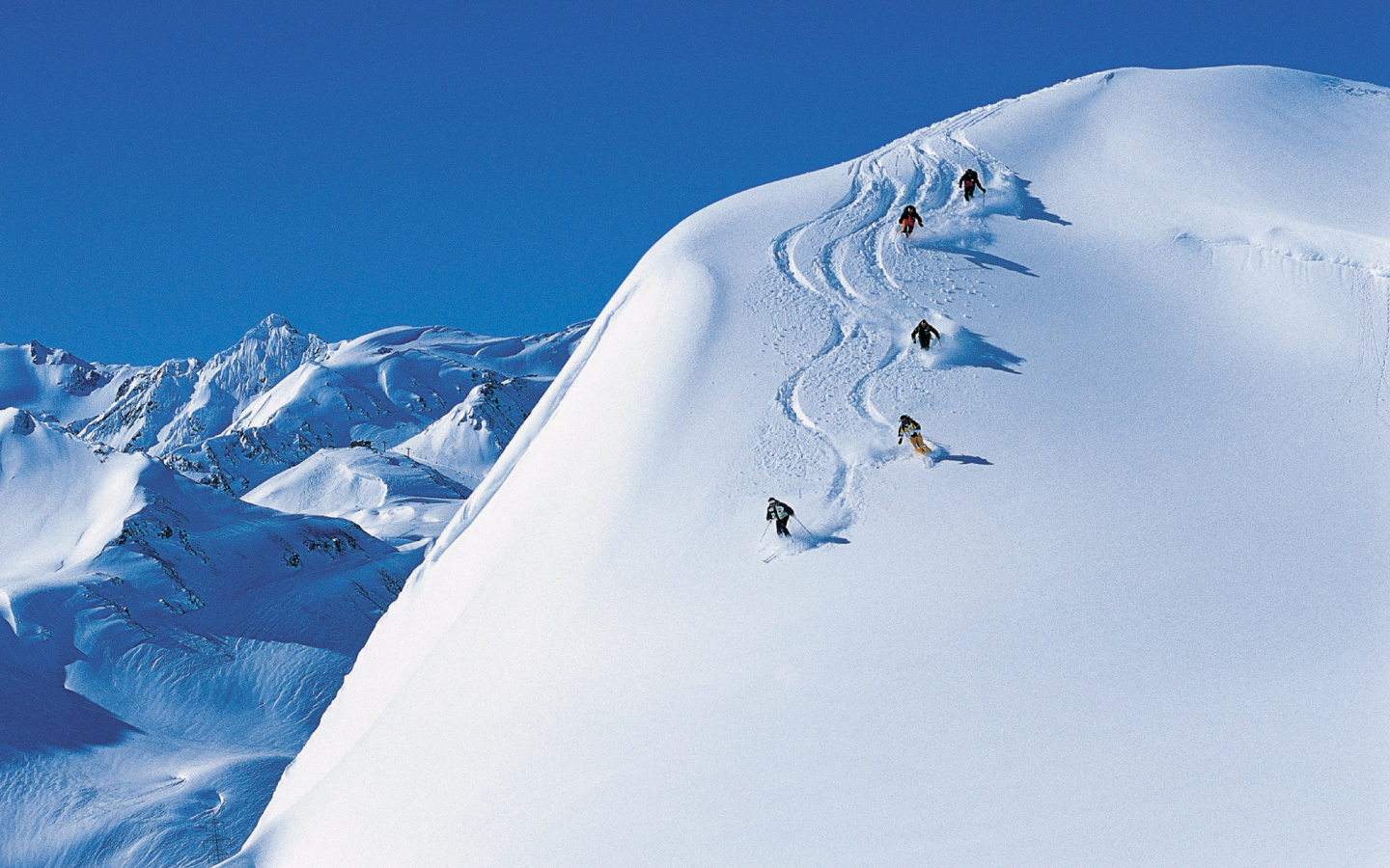Спуск по склону на лыжах на горнолыжном курорте Сант Антон, Австрия