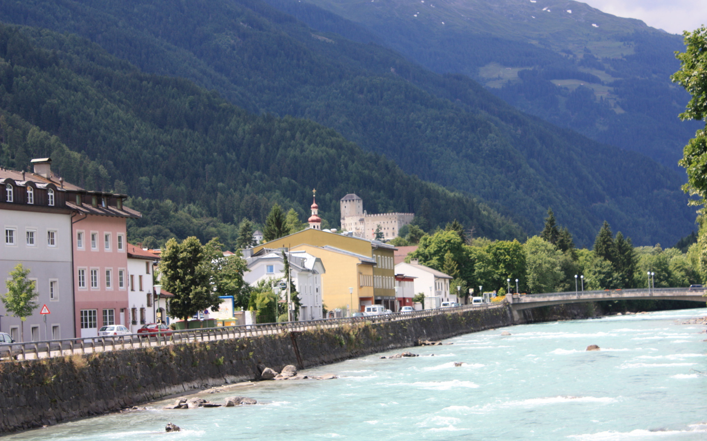 Набережная реки на курорте Лиенц, Австрия