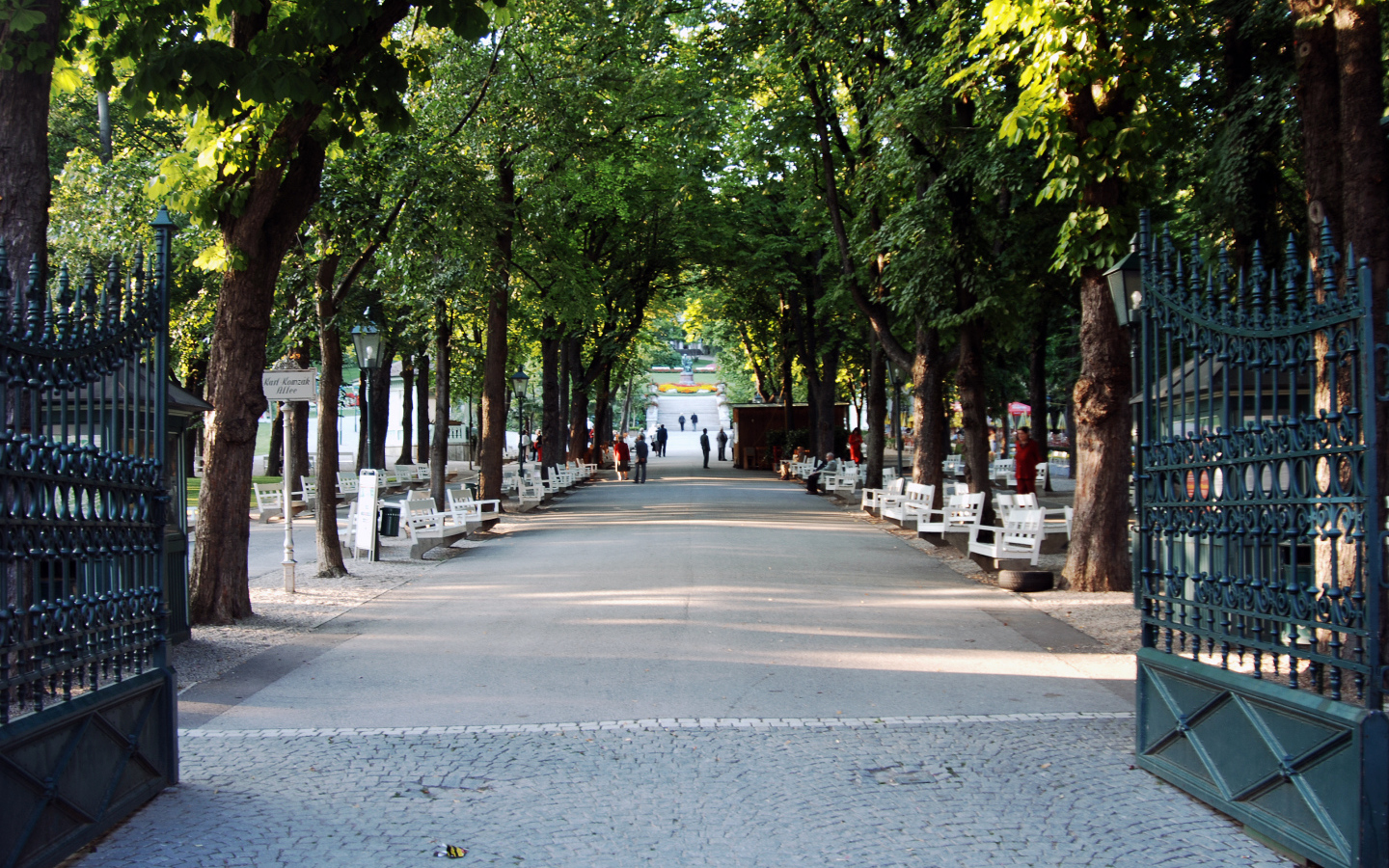 Вход в парк на курорте Баден, Австрия