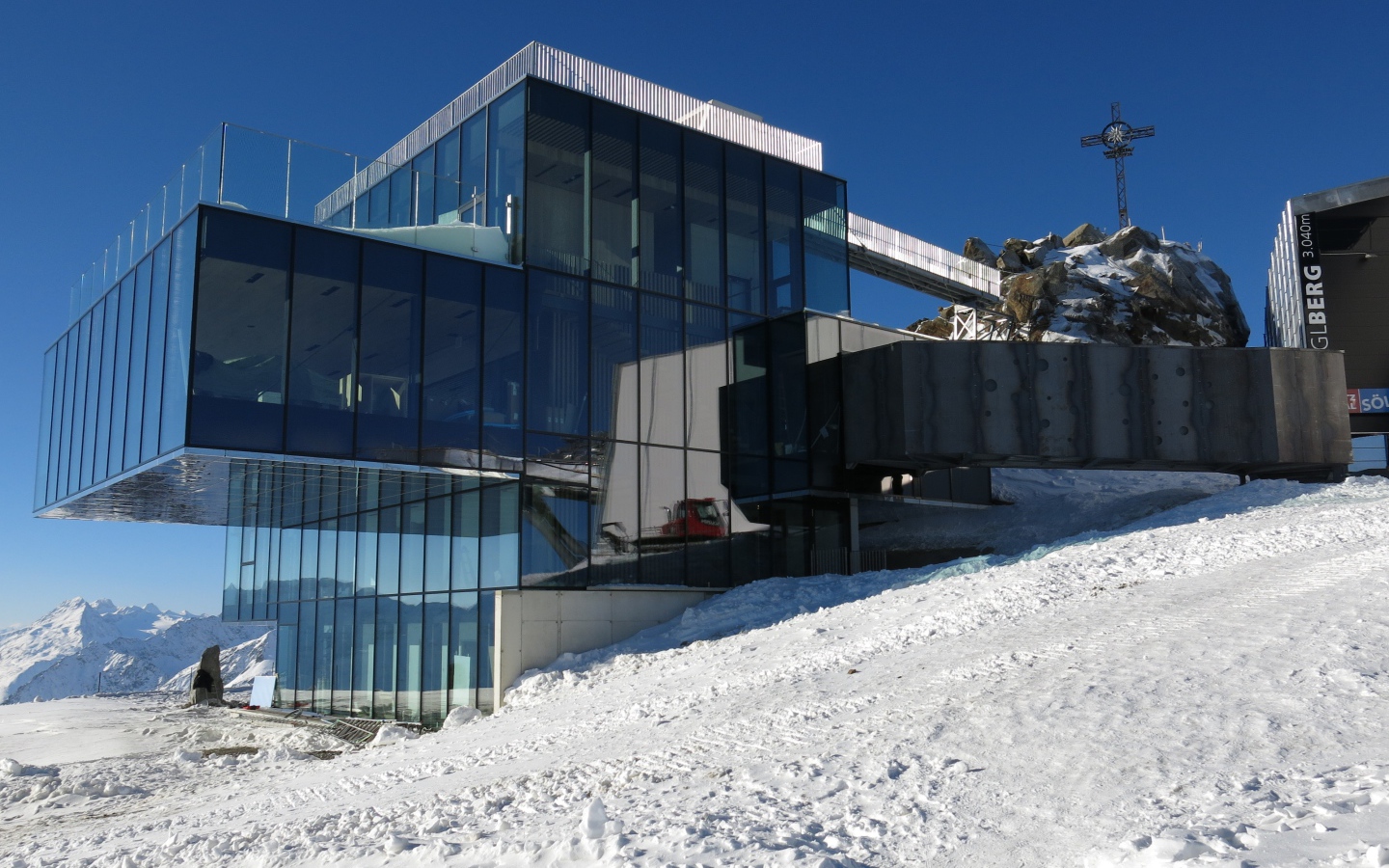 Стеклянный дом на горнолыжном курорте Зёльден, Австрия