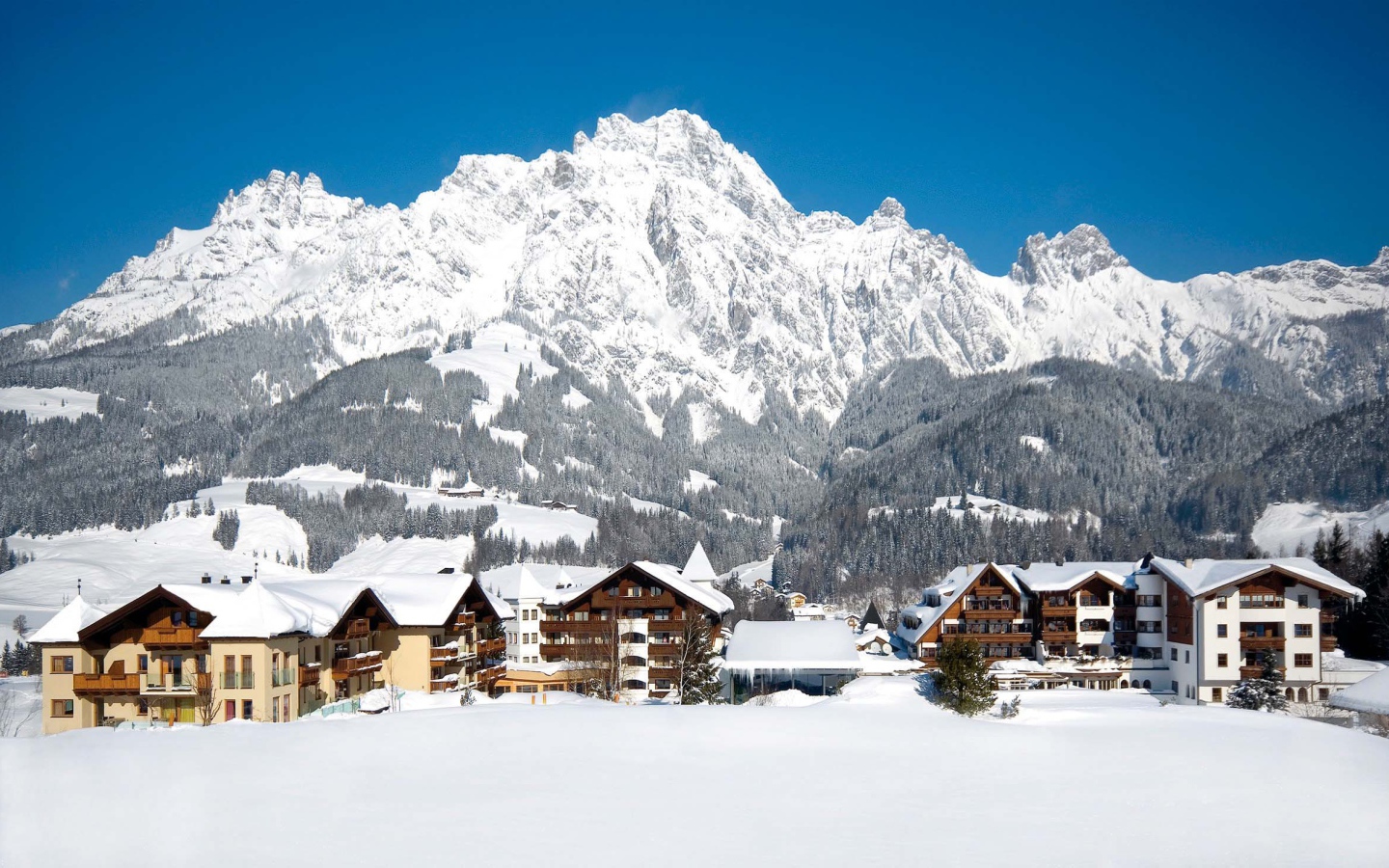 Дома на фоне гор на горнолыжном курорте Заальбах Хинтерглем, Австрия