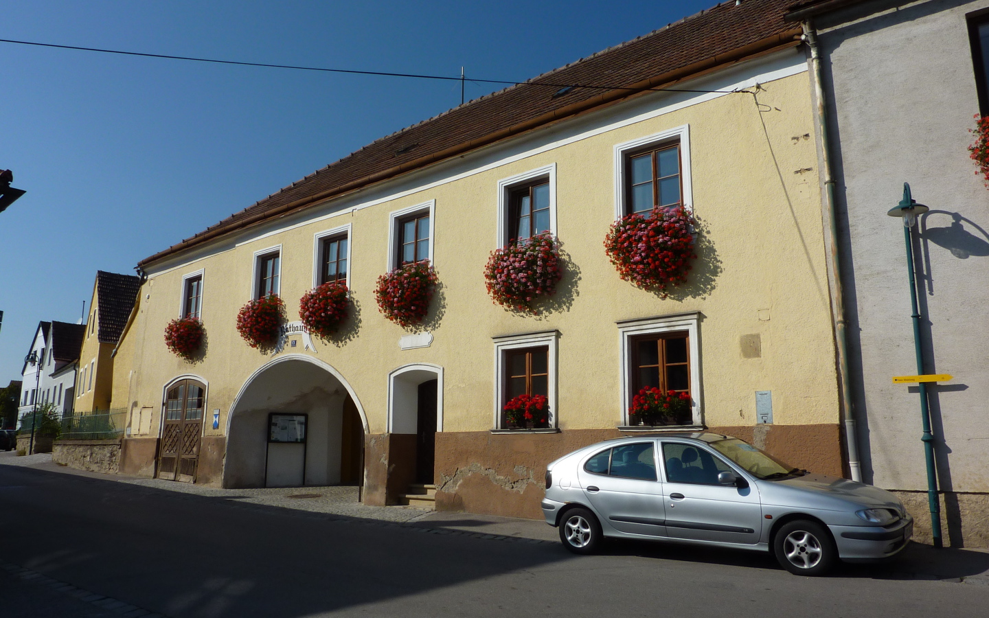 Дом с цветами в городе Лэнгенфельд, Австрия