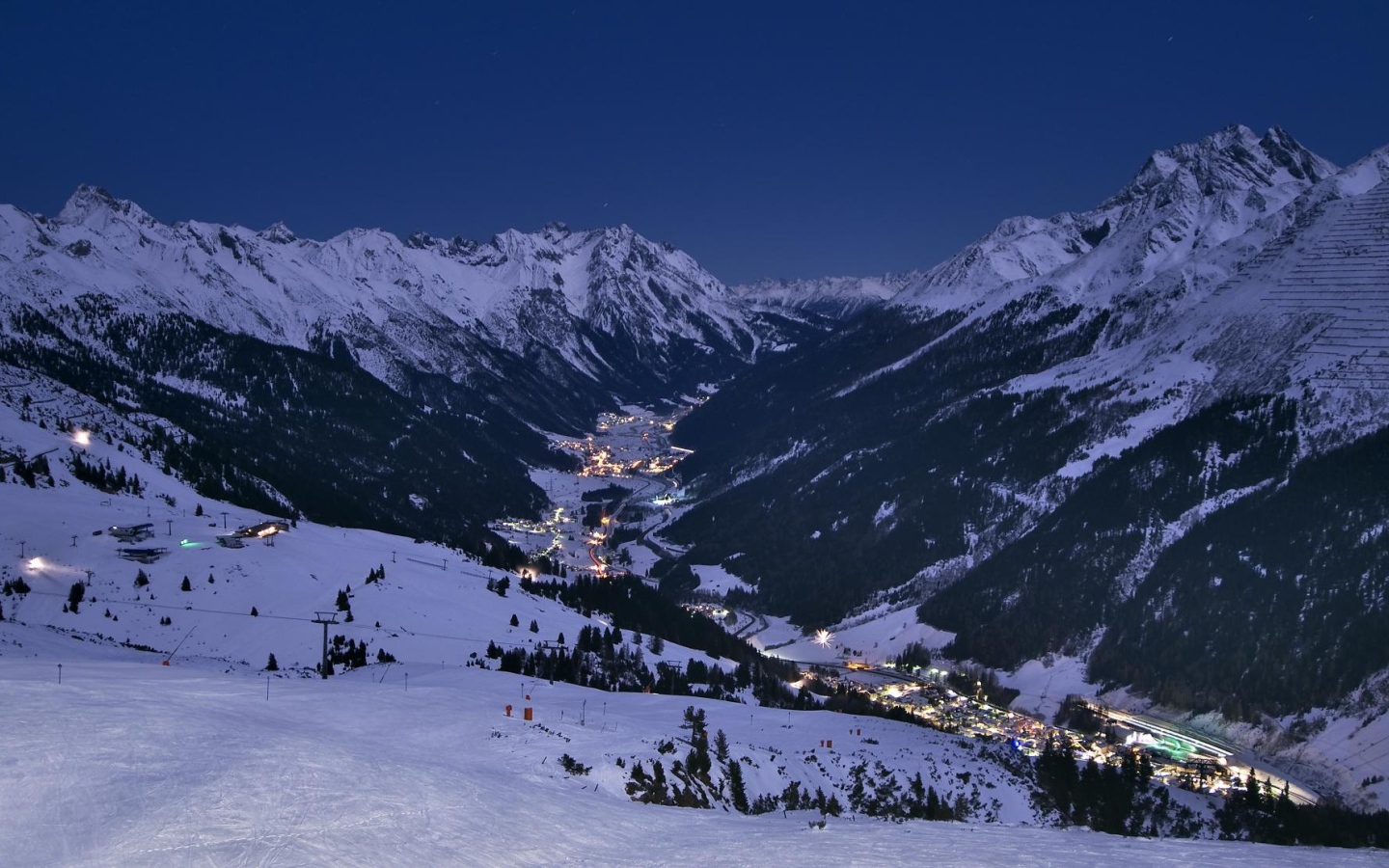 Ночные огни на горнолыжном курорте Лех, Австрия