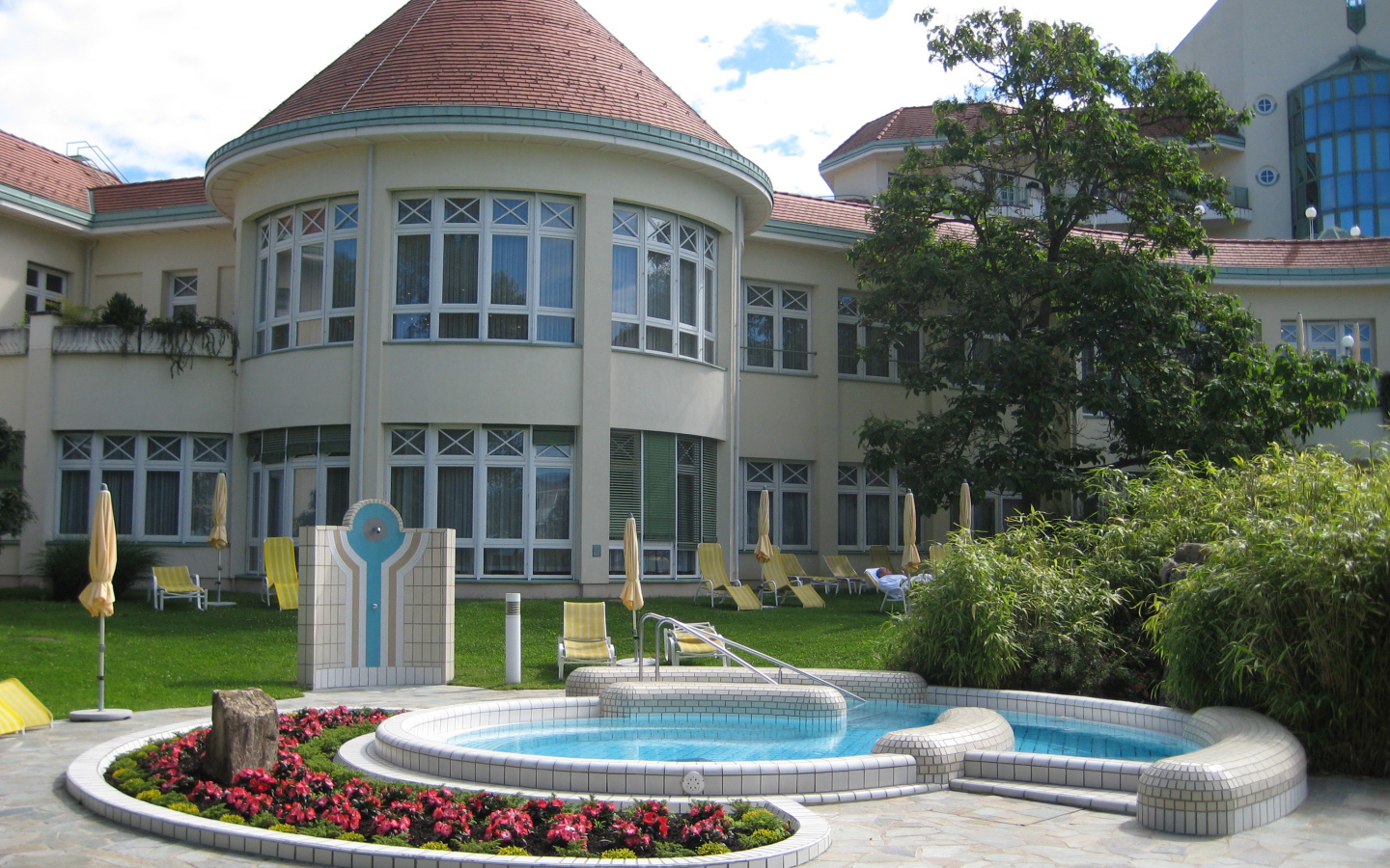 Бассейн перед отелем на курорте Бад Татцмансдорф, Австрия