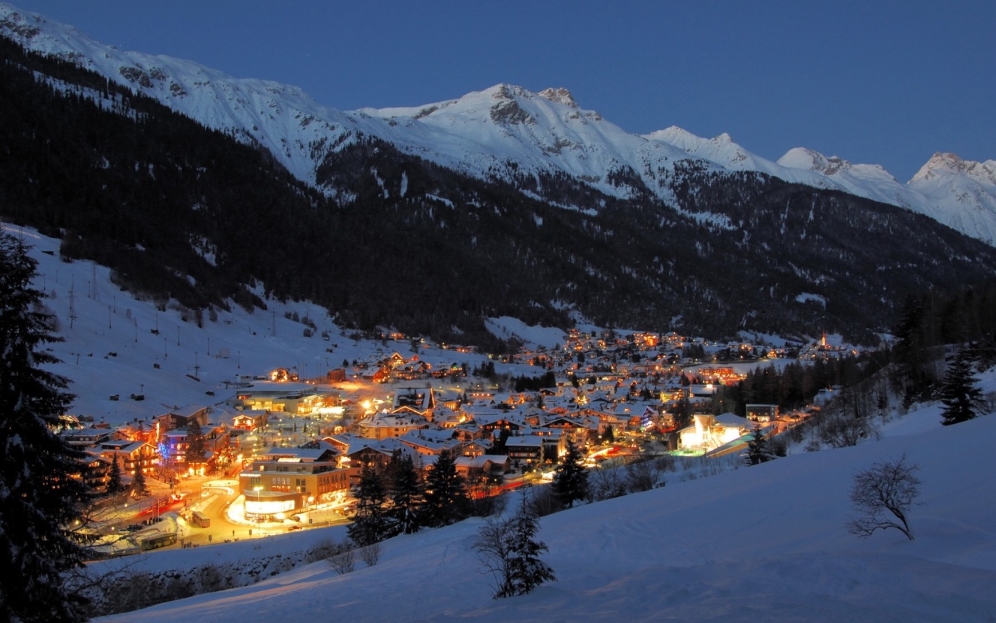 Сияющий город на горнолыжном курорте Сант Антон, Австрия