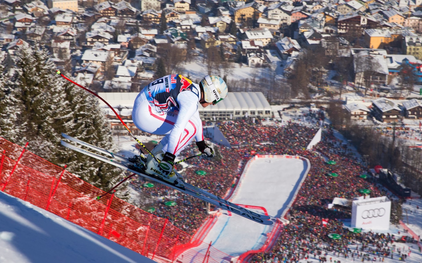 Лыжник на трассе на курорте Китцбюэль, Австрия