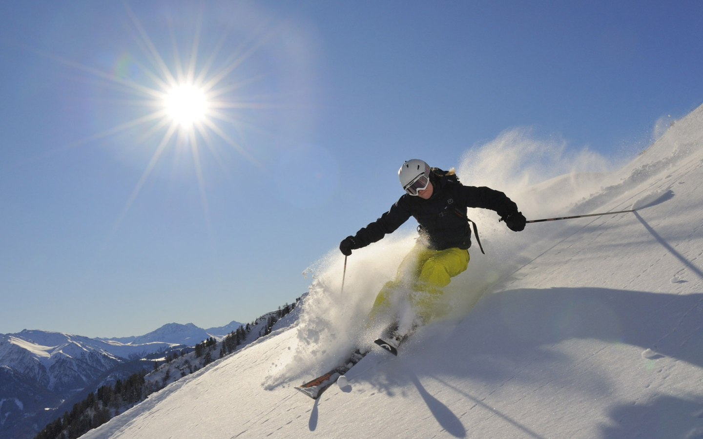 Лыжник на горнолыжном курорте Серфаус, Австрия