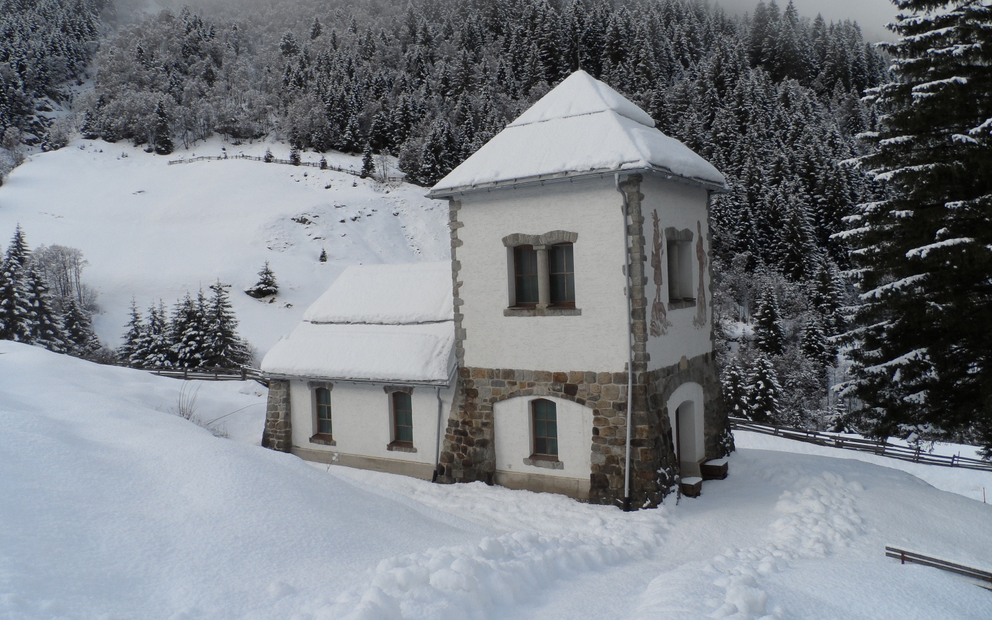 Заснеженный домик в городе Нойштифт, Австрия