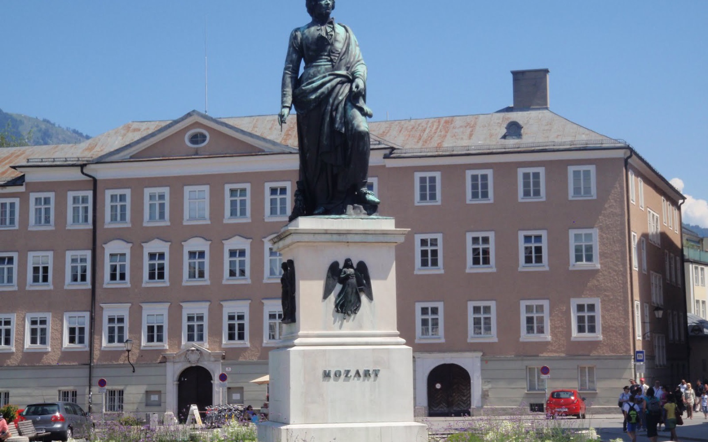 Статуя Моцарта в городе  Зальцбург, Австрия