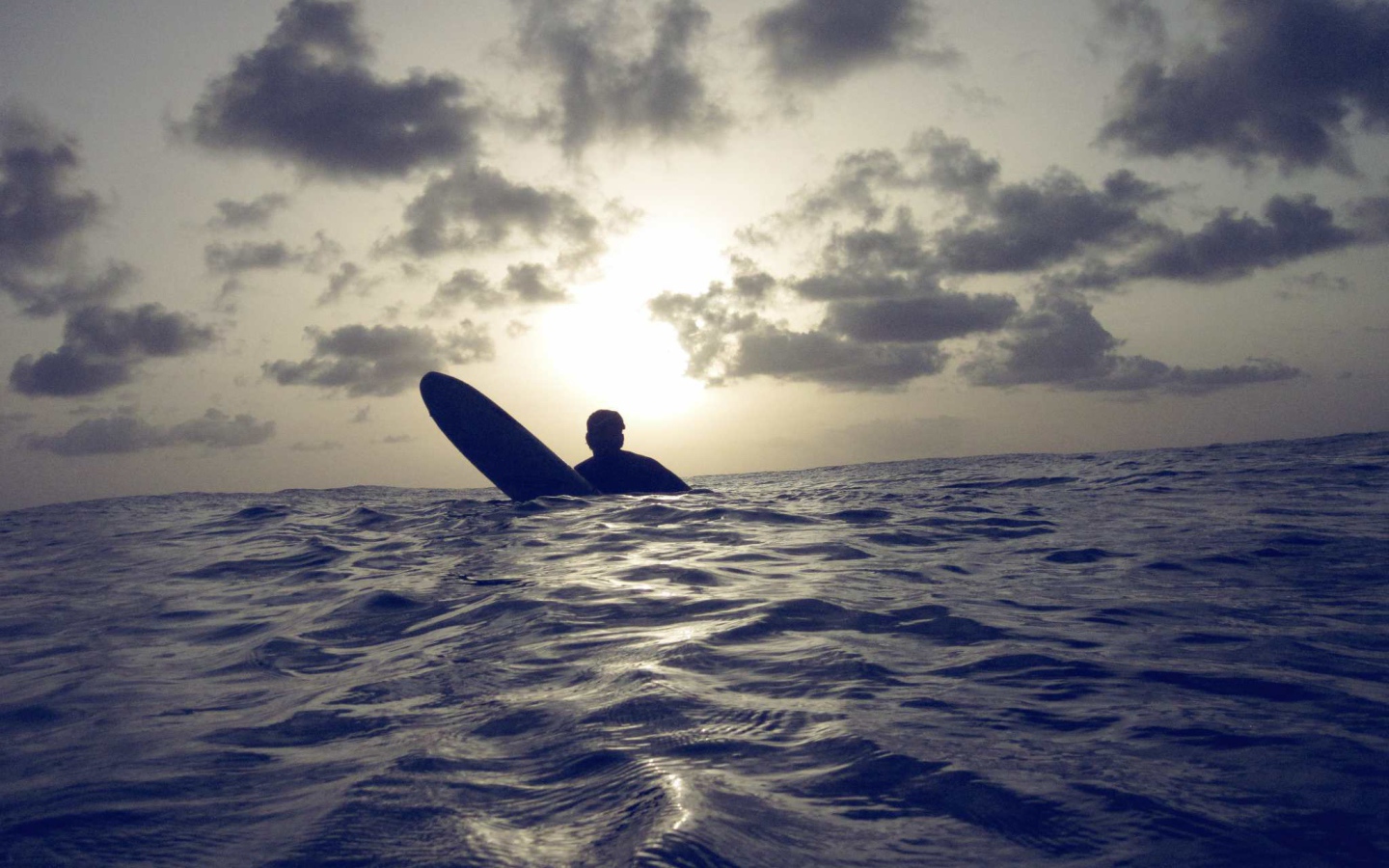 Серфер в Барбадосе