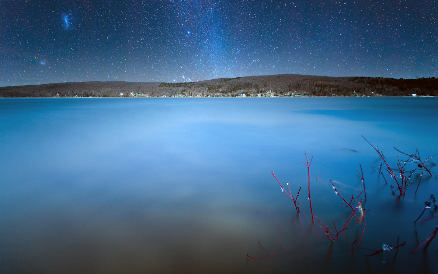 Млечный Путь над озером в Канаде