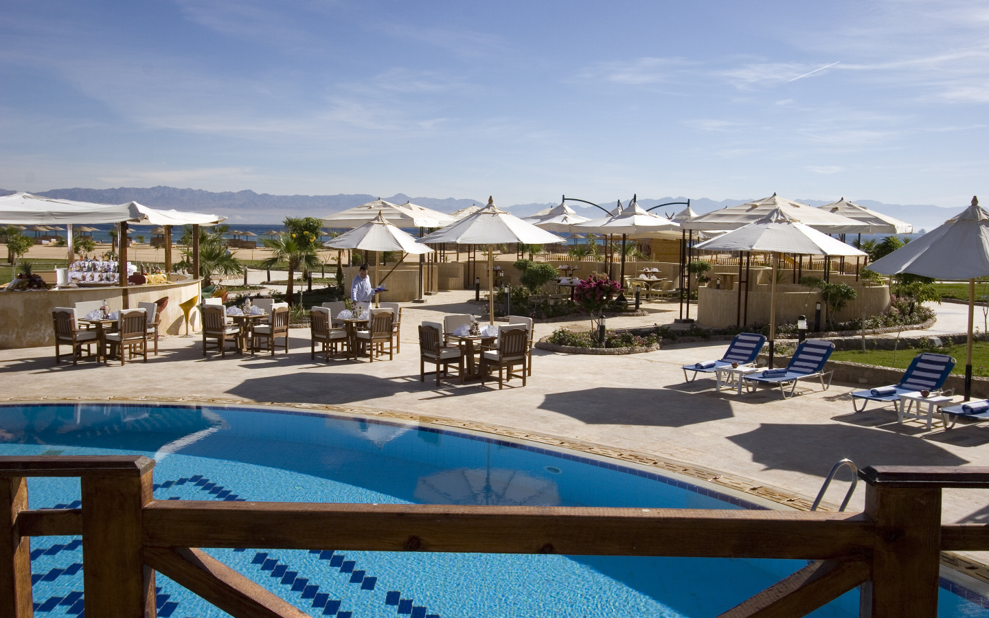 Кафе на пляже на курорте Таба, Египет