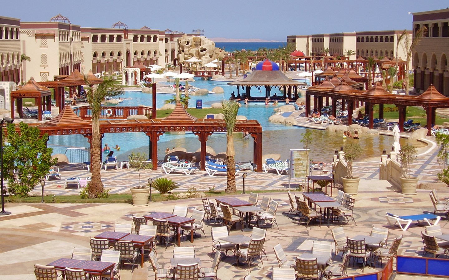 Кафе на побережье на курорте Хургада, Египет