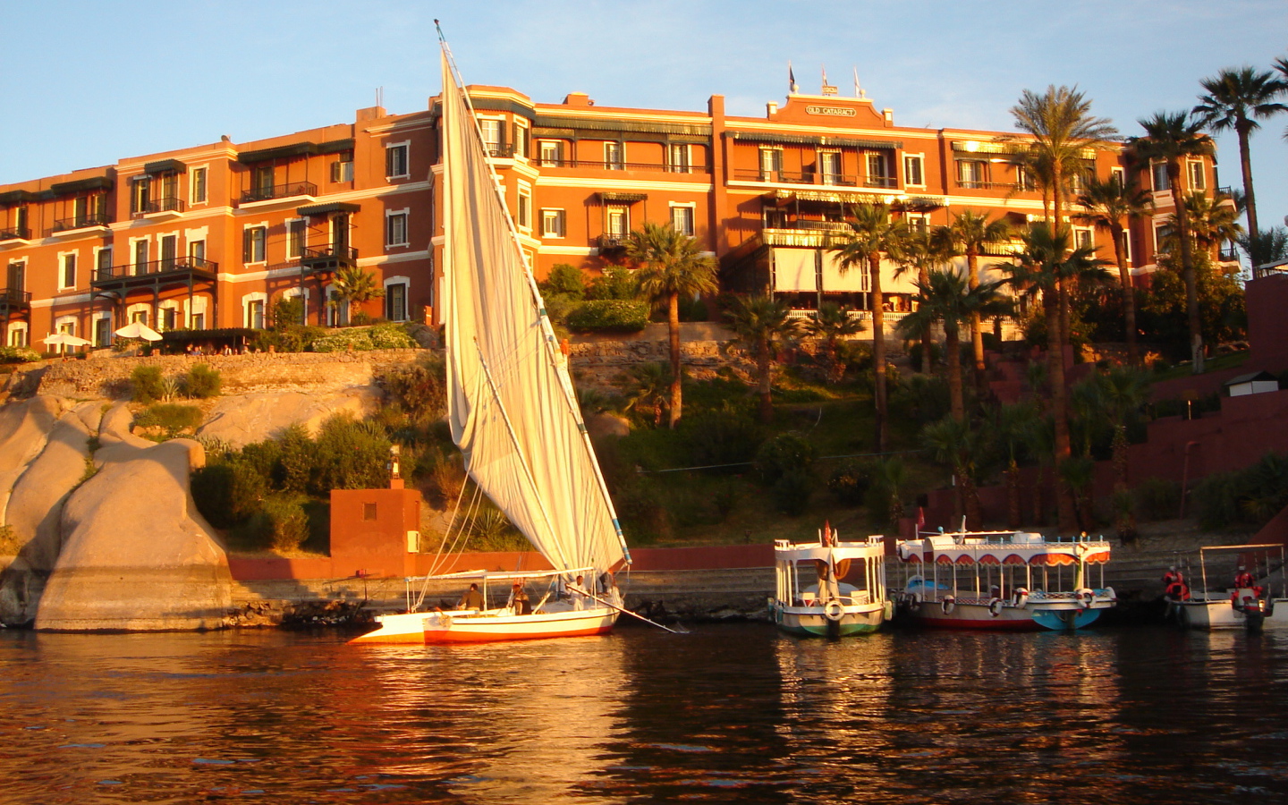 Яхта на фоне отеля на курорте Таба, Египет