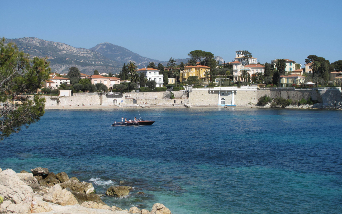 Лодка в заливе на курорте Сен-Жан-Кап-Ферра, Франция