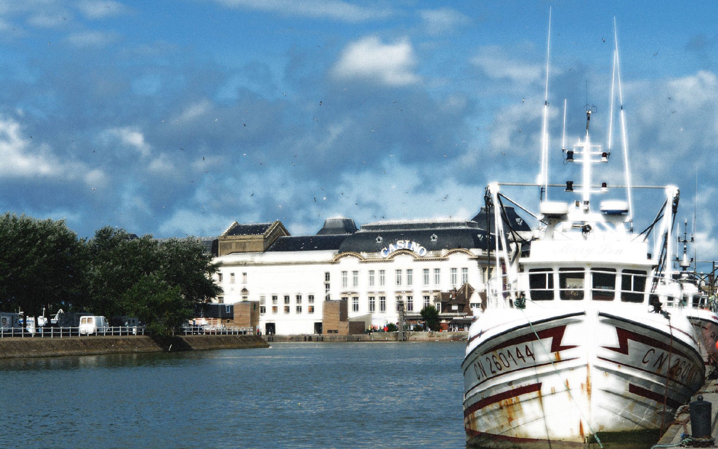 Лодка в порту на курорте Мирамар Круести, Франция