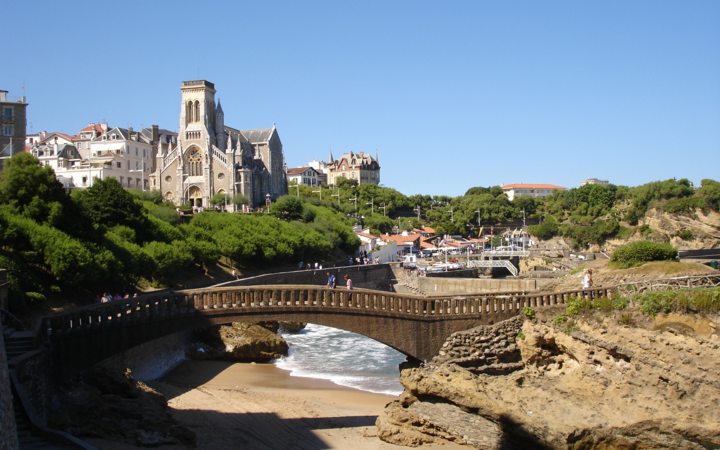 Мост на набережной на курорте Биарриц, Франция