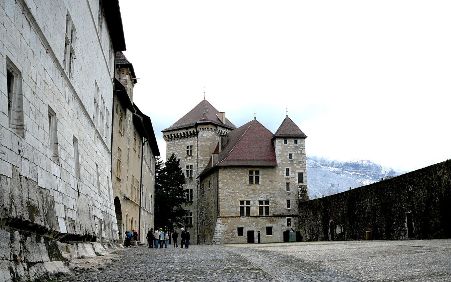 Замок в городе Аннеси, Франция